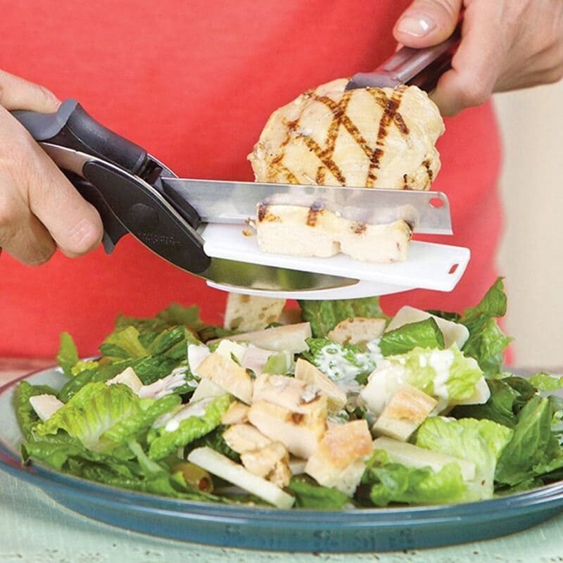 2 in 1 Multifunktions Küchenschere 15 2 in 1 Multifunktions Kuechenschere Messer Schneidebrett In Aktion mit Poulet