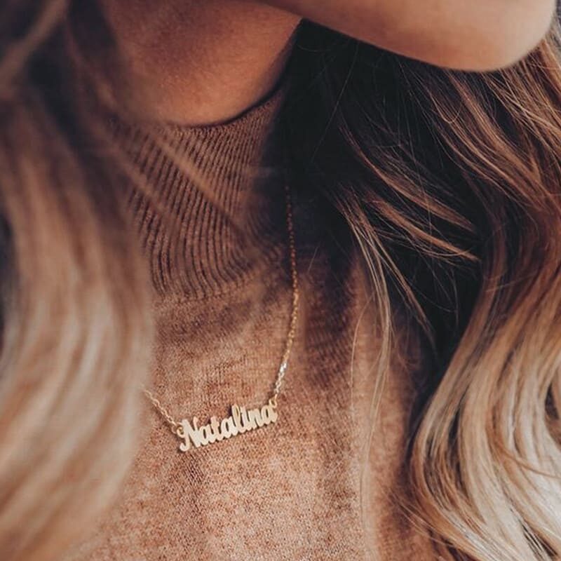 Namenskette mit verschiedenen Schriftarten Gold Rose Gold Silber Frau traegt Halskette 1