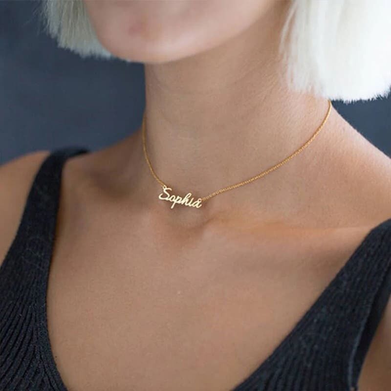 Namenskette mit verschiedenen Schriftarten Gold Rose Gold Silber Frau traegt Halskette 3