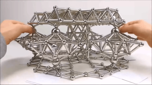 drehendes gebilde aus magnetischen bauteilen